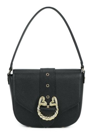 Borsa a tracolla in pelle nera strutturata con tracolla singola, chiusura a patta e fibbia decorativa dorata a forma di cuore attorcigliato.