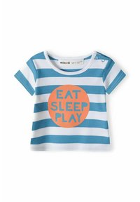 Dětská košile s krátkými rukávy, modro-bílé pruhy. Na přední straně je kulatý oranžový motiv s nápisem "JÍST SPÁT HRÁT." Měkký bavlněný materiál.