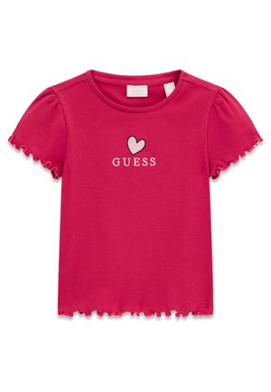 Różowy prążkowany top z krótkim rękawem, z marszczonymi krawędziami i małym jasnoróżowym sercem nad białym logo "GUESS" na piersi.