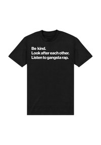 Černé bavlněné tričko s krátkými rukávy, kulatým výstřihem a bílým textem: "Buďte laskaví. Pečujte o sebe navzájem. Poslouchejte gangsta rap."