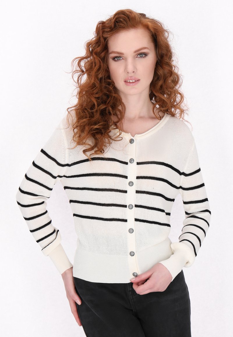 Cardigan alb cu dungi negre, guler rotund, închidere cu nasturi și manșete cu nervuri. Fabrică tricotată ușoară cu un design ajustat.