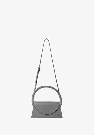 Borsa in pelle grigia con manico circolare, corpo triangolare, tracolla rimovibile e finitura testurizzata. Presenta un logo sul davanti.