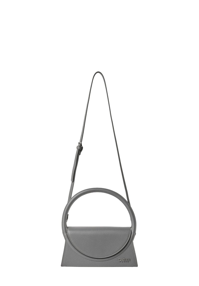 Borsa in pelle grigia con manico circolare, corpo triangolare, tracolla rimovibile e finitura testurizzata. Presenta un logo sul davanti.