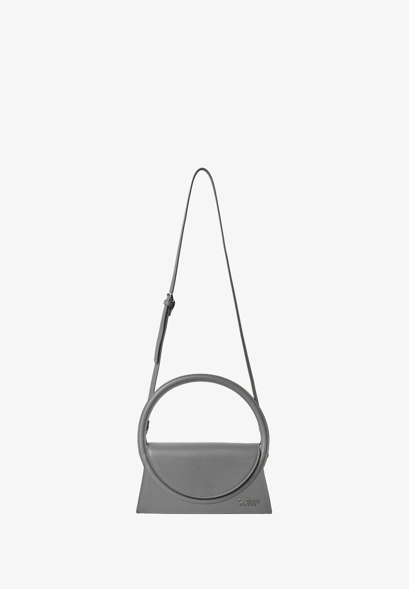 Borsa in pelle grigia con manico circolare, corpo triangolare, tracolla rimovibile e finitura testurizzata. Presenta un logo sul davanti.