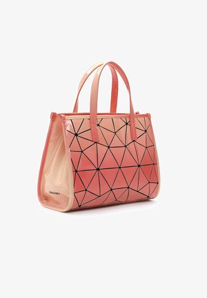 Gennemsigtig lyserød håndtaske med geometrisk sort mønster. Har to lyserøde håndtag og et struktureret design med en blank overflade.