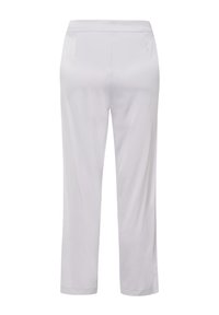 Witte, lichte broek met een gladde textuur, voorzien van een recht model, zijzakken en een tailleband. Het ontwerp is minimalistisch.