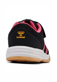 Chaussure de sport noire et rose avec semelle blanche, logo hummel orange sur le talon et dessus en tissu mesh vue de dos.