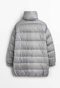 Veste matelassée grise avec col montant, manches longues et poignets ajustables à boutons, vue de dos sur fond blanc.