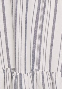 Vestido de algodão com riscas verticais azuis e brancas, bainha com volantes e acabamento de tecido texturizado.