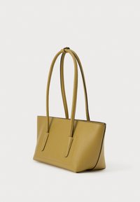 Ορθογώνια δερμάτινη τσάντα ώμου σε μουσταρδί κίτρινο χρώμα με μακριά, στρογγυλεμένα διπλά χερούλια και εμφανείς ραφές σε απλό λευκό φόντο.