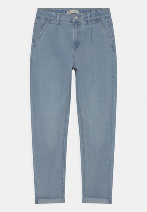 Lyseblå, højtaljede løstsiddende jeans med for- og baglommer, knaplukning, bæltestropper og omslag ved buksebenene.