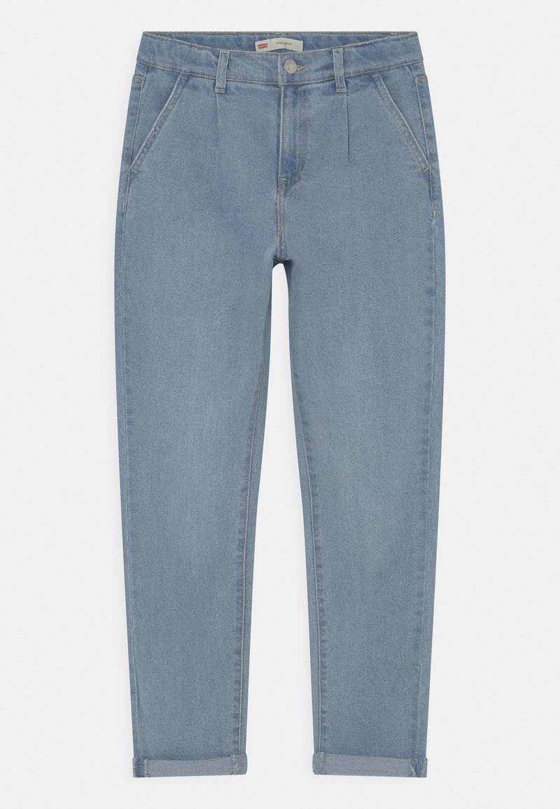 Jean bleu clair à coupe ample et haute, avec poches avant et arrière, fermeture à bouton, passants pour ceinture et ourlets repliés.