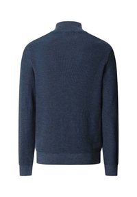 Maglione lavorato a maglia blu navy con colletto alto, maniche lunghe, polsini e orlo a coste, caratterizzato da un motivo in tessuto testurizzato su tutta la superficie.