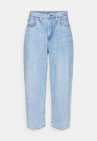 Jean en denim bleu clair avec taille haute, jambe droite, plis avant subtils et design à cinq poches, comportant une fermeture à bouton et à zip.
