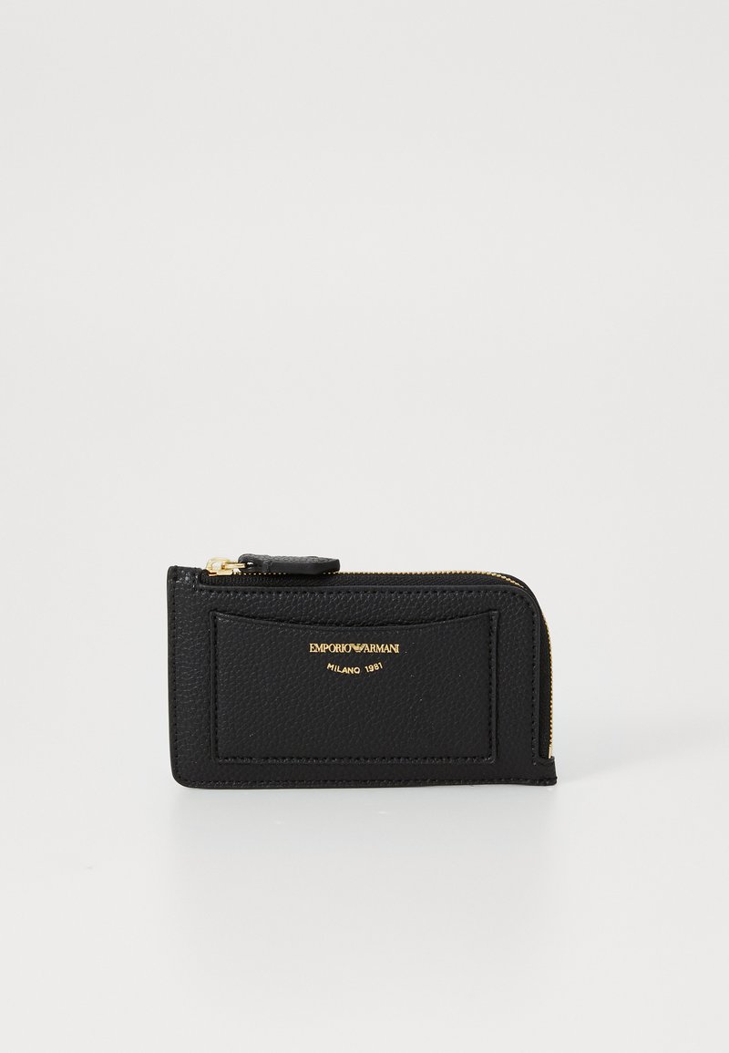 Portofel din piele neagră cu un finisaj texturat, închidere cu fermoar, logo auriu și un buzunar frontal tip slip. Design compact, rectangular.