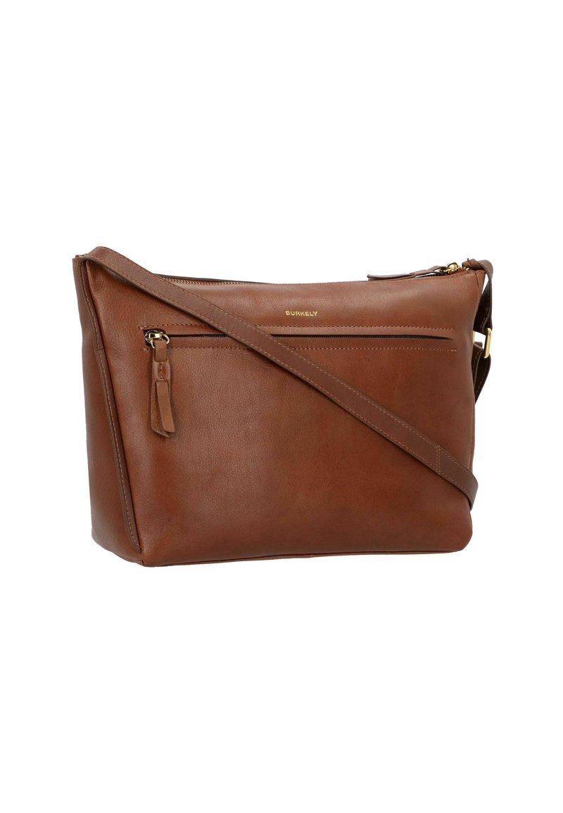 Borsa a tracolla in pelle marrone con un compartimento principale con zip, tasca anteriore con zip e una tracolla regolabile. Texture liscia e dettagli in metallo dorato.