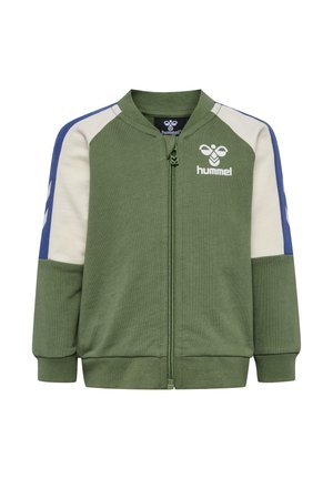 Grøn lynlåstrøje med blå og cremefarvede detaljer, ribstrikkede ærmeender og kant. Har Hummel-logo på brystet og sporty design. Fremstillet af blødt stof.