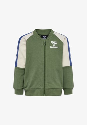 Zielona kurtka na zamek z niebieskimi i kremowymi akcentami, z prążkowanymi mankietami i ściągaczem na dole. Na piersi logo Hummel oraz sportowy design. Wykonana z miękkiego materiału.