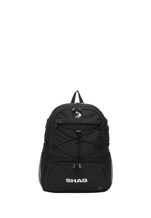 Sort rygsæk med elastisk snor foran, netlommer i siden, topgreb og "SHAQ" logo trykt på den nederste forlommer.