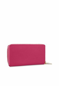 Portafoglio con zip in pelle rosa vivace con finitura testurizzata. Presenta una cerniera e dettagli in metallo dorato. Forma rettangolare compatta.
