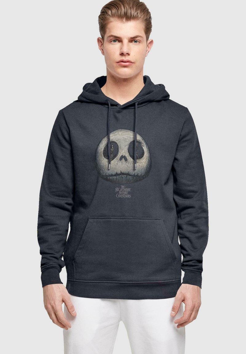 Tmavo šedá mikina s kapucňou s veľkým grafickým motívom lebky Jacka Skellingtona s detailnou textúrou, predná vrecko a kapucňa so šnúrkou.