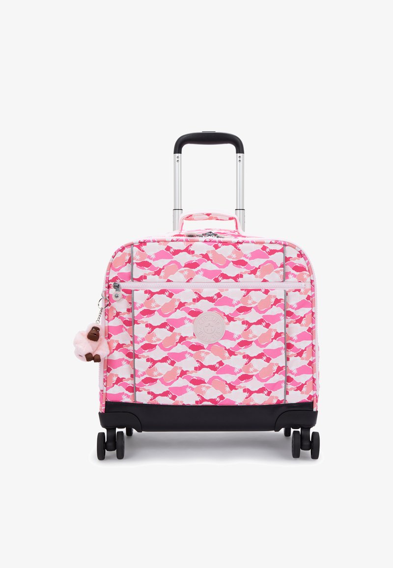 Valigia a ruote con un motivo a onde rosa e bianche, chiusura con zip, un portachiavi a forma di piccolo gorilla e una base nera con ruote.