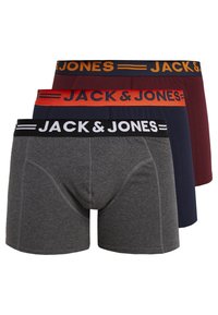 Tre par boxers i mörkgrått, marinblått och burgunder, med märkta elastiska midjeband i kontrasterande text och färger.