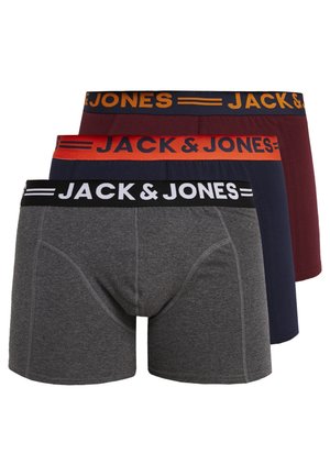 Trois paires de boxers en gris foncé, marine et bordeaux, avec des ceintures élastiques griffées mettant en valeur des textes et des couleurs contrastantes.