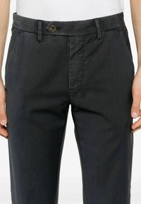 Pantaloni grigi realizzati in tessuto leggero, con anteriore piatto, chiusura a bottone e due tasche laterali. Tessuto liscio con vestibilità su misura.