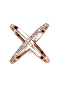 L'anello in oro rosa presenta un design intrecciato con due fasce. Una fascia è decorata con una fila di pietre chiare e scintillanti.