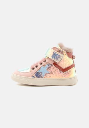 Baskets montantes avec une tige synthétique irisée, des accents en cuir rose, un design d'étoile bleue, et une doublure en fourrure douce. Sangles Velcro et lacets inclus.