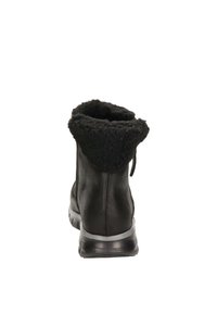 Černé kotníkové boty s měkkým, strukturovaným pleteným límcem, elegantním syntetickým tělem a gumovou podrážkou, navržené pro pohodlí a teplo.