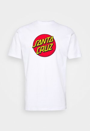 Biała koszulka z krótkim rękawem z czerwonym logo w kształcie koła z napisem „Santa Cruz” w pogrubionym, stylizowanym na żółto na środku klatki piersiowej.