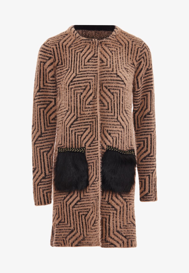 Braun-schwarz gemusterter Mantel mit geometrischem Design, ausgestattet mit zwei schwarzen Felltaschen und einem goldfarbenen Akzentbesatz. Weiche Textur.
