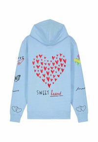 Svijetloplava majica s kapuljačom koja ima veliki crveni srca s manjim srcima, natpis "SWEET heart" i šarene grafike na rukavima i leđima.