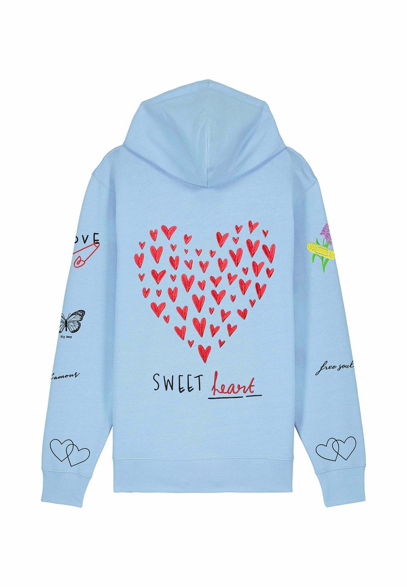 Svijetloplava majica s kapuljačom koja ima veliki crveni srca s manjim srcima, natpis "SWEET heart" i šarene grafike na rukavima i leđima.