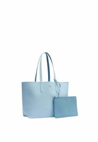 Borsa a tracolla blu in pelle con due manici lunghi, accompagnata da una pochette con zip coordinata. Texture liscia con un dettaglio di branding sottile.