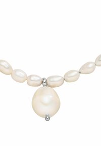 Perlenkette mit unregelmäßig geformten, weißen Perlen mit glatter Oberfläche, verziert mit einer zentralen Tropfenperle und silbernen Akzenten.