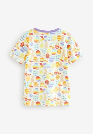 T-shirt a maniche corte in tessuto pastello chiaro con un motivo ripetuto di uova di Pasqua colorate e coniglietti su uno sfondo crema.