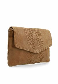 De tan clutch is voorzien van een gestructureerd, reliëfpatroon dat doet denken aan slangenhuid, met een flap sluiting en een zachte, suède-achtige stof.