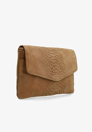 De tan clutch is voorzien van een gestructureerd, reliëfpatroon dat doet denken aan slangenhuid, met een flap sluiting en een zachte, suède-achtige stof.