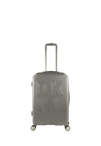 Maleta rígida en gris con el logo en relieve "DKNY", asa retráctil y cuatro ruedas para facilitar su movilidad. Textura suave.