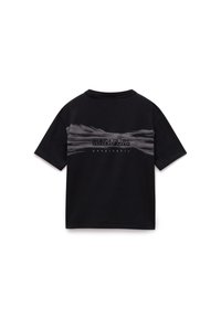 T-shirt en coton noir à manches courtes, avec un design abstrait gris et le texte "Napapijri Geographic" au dos.