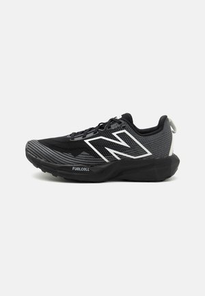 Juodas bėgimo batelis New Balance su tinkliniu viršumi, baltu akcentu logotipu, tekstūruotu padu ir paminkštintu viduriu, pažymėtu "FUELCELL".