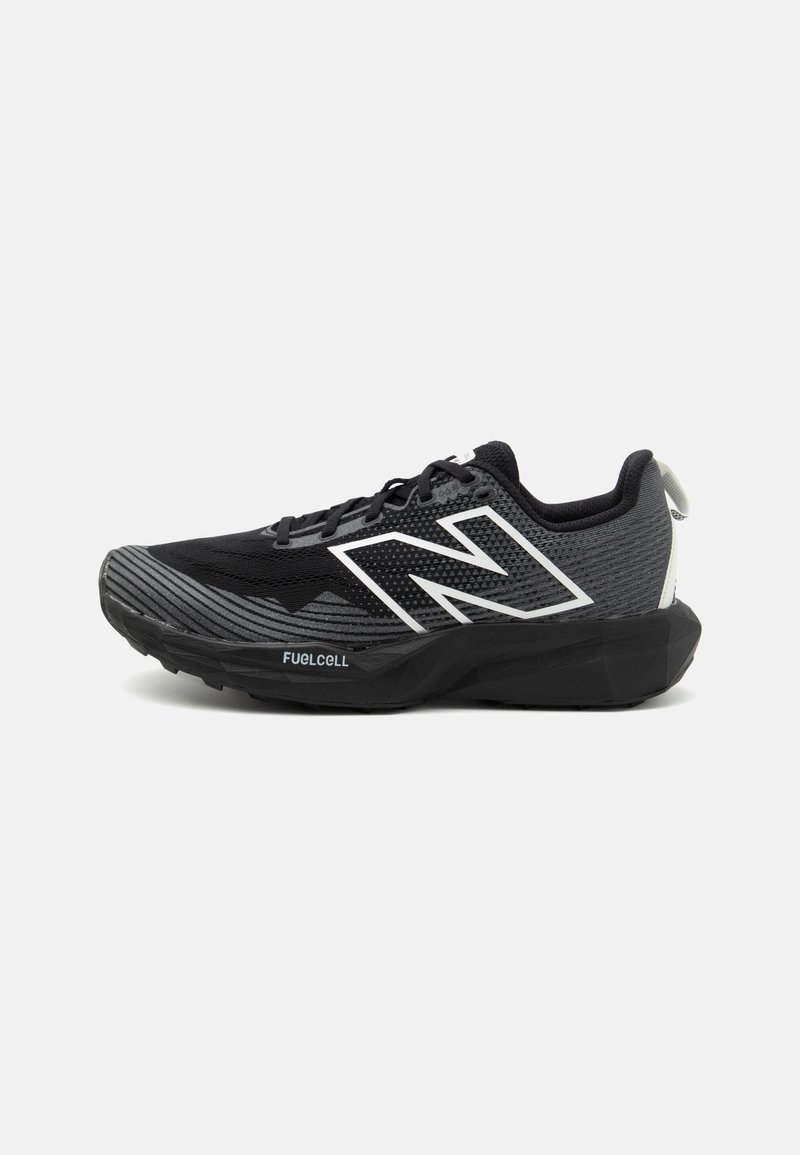 Črne tekaške čevlje New Balance z mrežasto zgornjico, belim poudarkom logotipa, strukturirano podplato in oblazinjeno srednjo podplato, označeno z "FUELCELL".