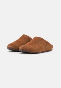 Bruna mockaskor med en slip-on design, rund tå och mjukt inre foder. Har en subtil logotyp på sidan och en mörk yttersula.