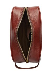 Ronde, bordeaux lederen tas met een gestructureerde afwerking. Gouden rits opent naar een donkerbruine binnenkant. Zijhandvat voor gemakkelijk dragen.