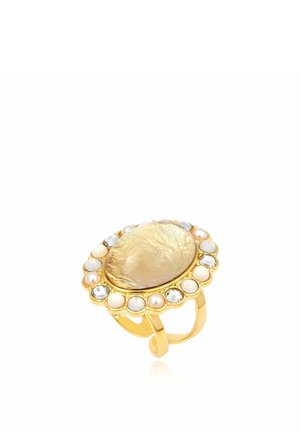 Bague en or avec un grand centre ovale en nacre, entourée de perles alternées et de pierres précieuses claires dans un sertissage décoratif.