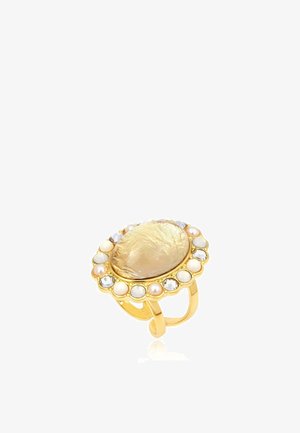 Bague en or avec un grand centre ovale en nacre, entourée de perles alternées et de pierres précieuses claires dans un sertissage décoratif.