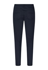 Sötétkék slim-fit farmer, sima textúrával, öt zsebbel és hátsó zsebek kiemelésével. Normál derékrésszel és láthatatlan varrással rendelkezik.